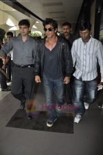 Shahrukh Khan & family return from london in Mumbai Airport  on 14th July 2011 (23).JPG